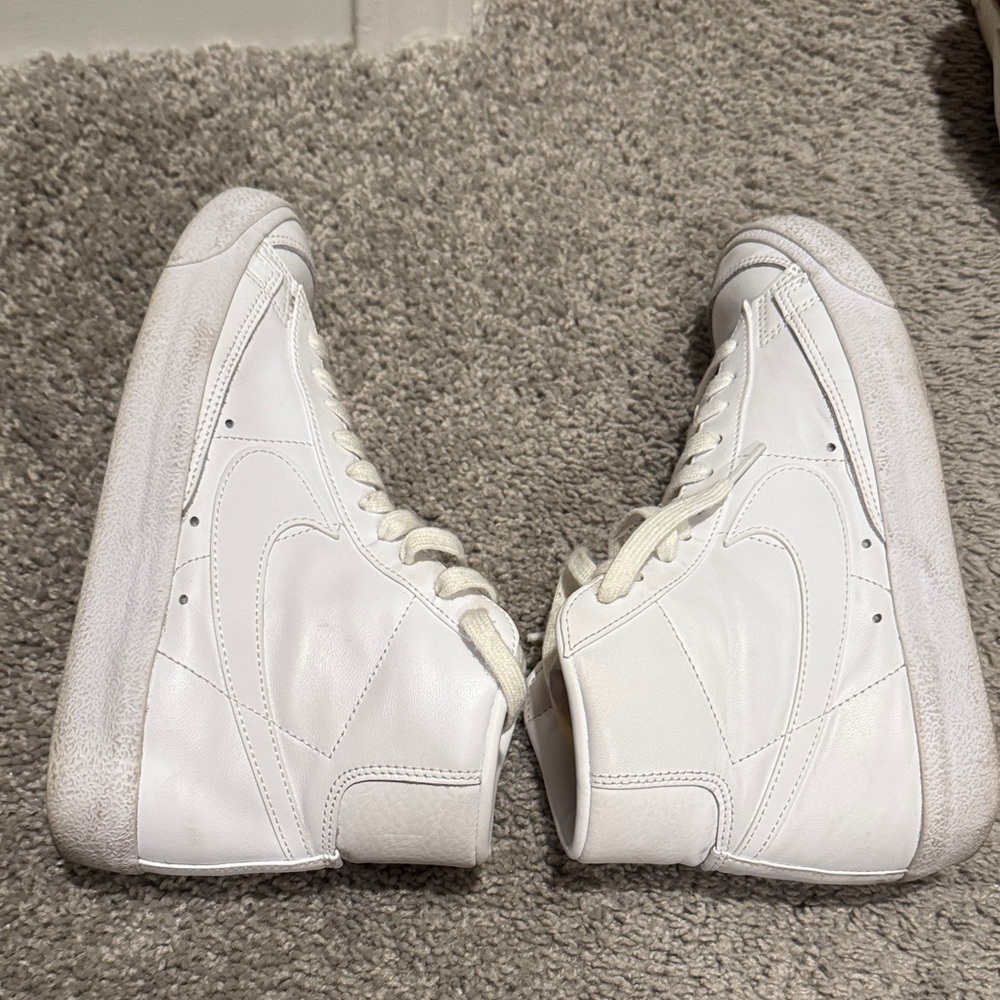 White Blazer Mid 77
